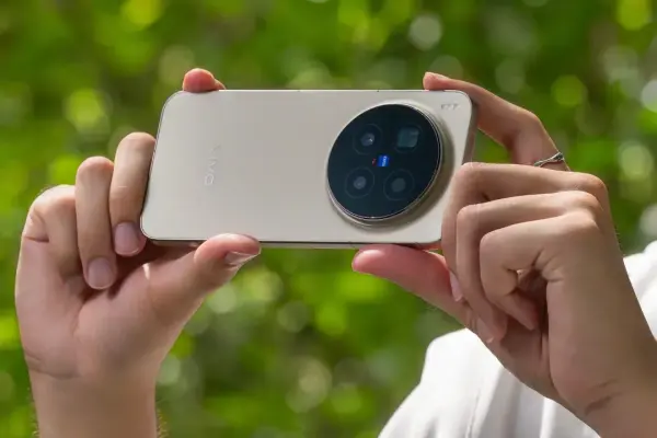 Vivo X300 Pro ra mắt với camera siêu khủng